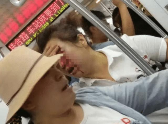 地铁一大妈因座位咒骂：你肚里孩子早晚要掉！遭孕妇扔保温杯砸头