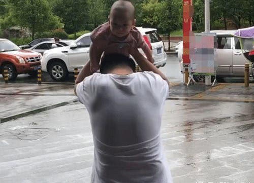 下雨天，奶爸用娃“遮风挡雨”笑翻网友：全网最惨的娃，没有之一