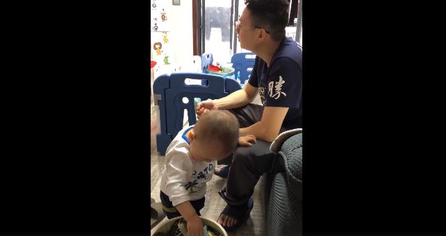 萌娃拿薯条喂爸爸吃，爸爸直呼坑爹，妈妈：带娃不用心的下场