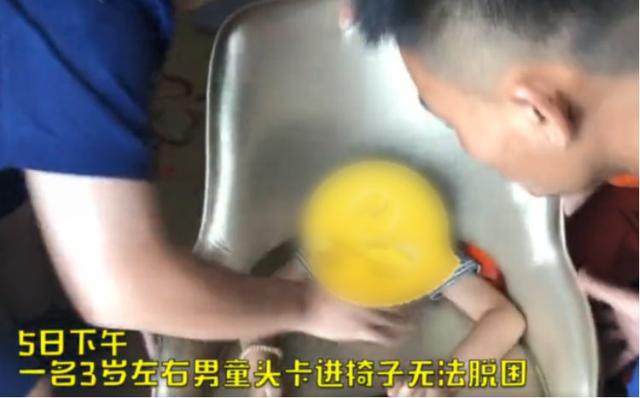 熊孩子头卡在椅子里，妈妈却忙着拍视频给爸爸看，网友：亲妈无疑