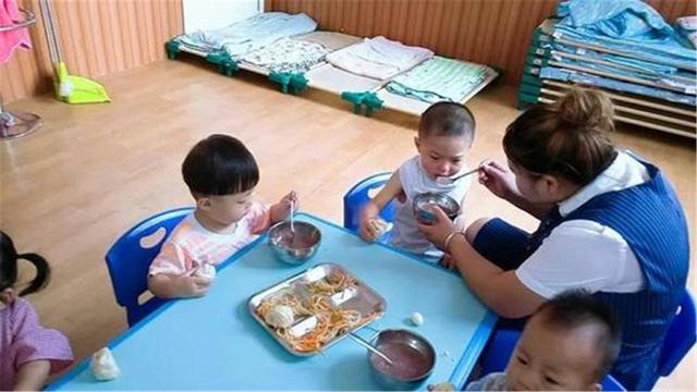 4岁儿子湿着裤子回家，妈妈在家长群质问，老师：我又不是保姆