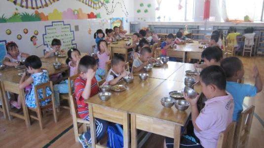 幼儿园伙食费老上调，老师不小心分享到群里的照片，家长心态崩了