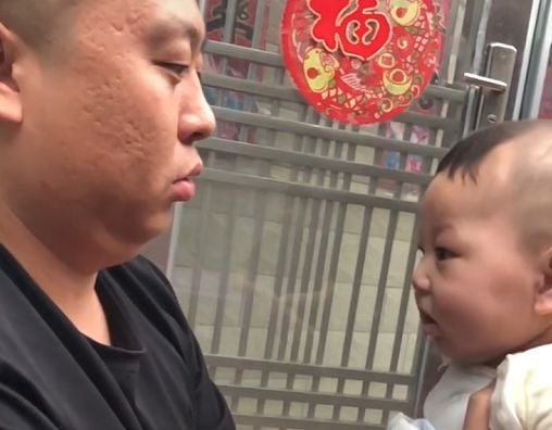 萌娃被迫表演“蛤蟆功”火了，内心OS：我不要面子的吗？