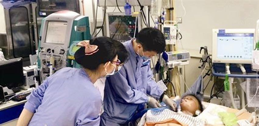 三岁孩子吃汤圆梗塞, 父母却在房中玩耍, 孩子不治身亡