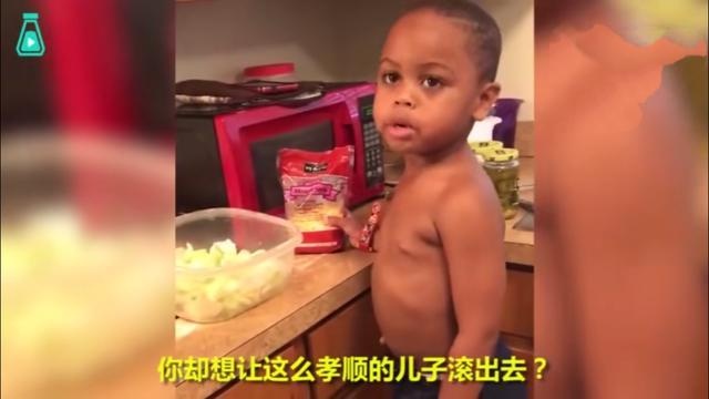 为了不写作业，熊孩子把书包丢进大火，爸爸四十米的大刀已经举起