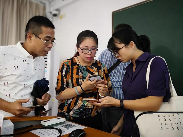 宝妈误发信息到家长群，刚撤回，就接到园长的电话：孩子被开除了