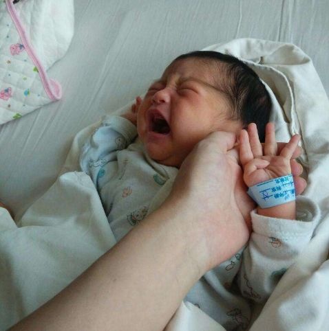 宝宝出生后前2个小时都忙着做什么？知道答案后妈妈的心都要化了