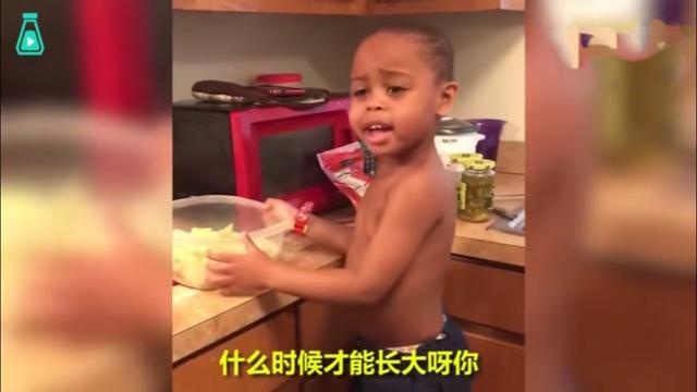为了不写作业，熊孩子把书包丢进大火，爸爸四十米的大刀已经举起