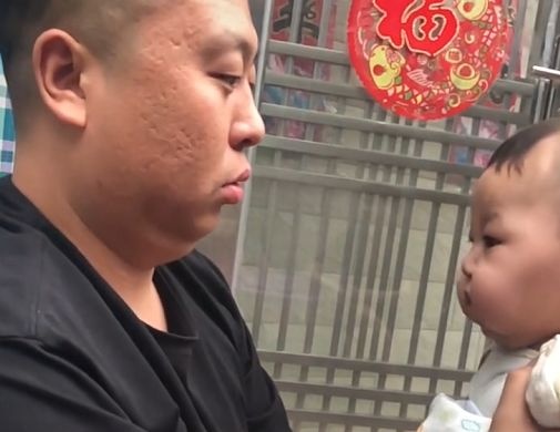 萌娃被迫表演“蛤蟆功”火了，内心OS：我不要面子的吗？