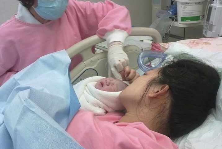 宝宝出生后前2个小时都忙着做什么？知道答案后妈妈的心都要化了