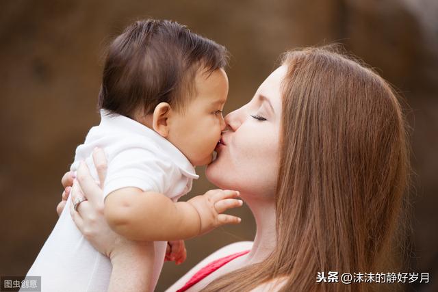 “宝宝长痱子，妈妈一天至少给他洗3次澡，好得快！”果真如此？