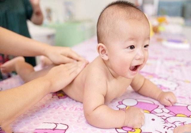宝宝骨骼和脊柱有发育“关键期”，牢记这三招，规避驼背、促发育