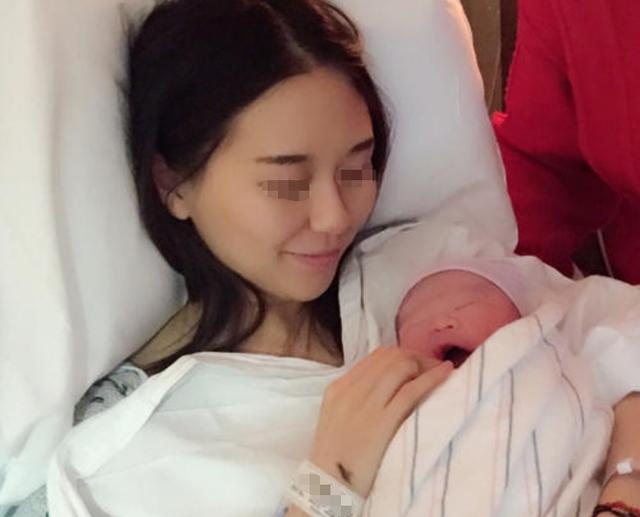 女人早生娃和晚生娃有什么区别，两位宝妈道出其中差别，太扎心了