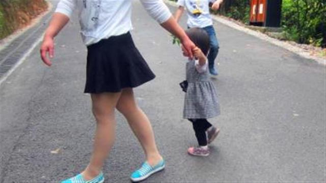 孩子害羞胆小，跟家长带孩子的方法有很大关系，想要解决并不难