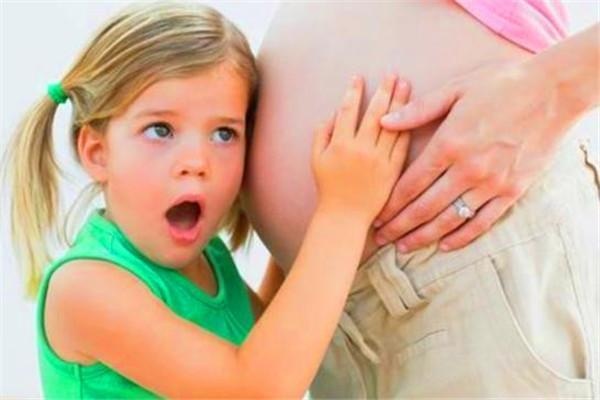 孕妈怀孕4个月以后，身体会出现4个变化，这是正常的