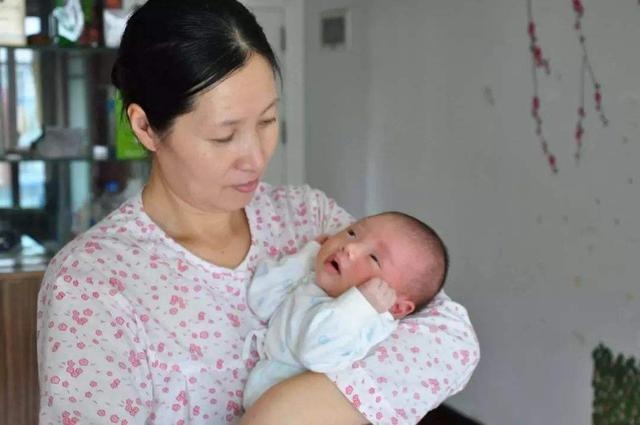 妈妈不信任保姆，打开监控“了解情况”，眼前的画面让她泪眼婆娑