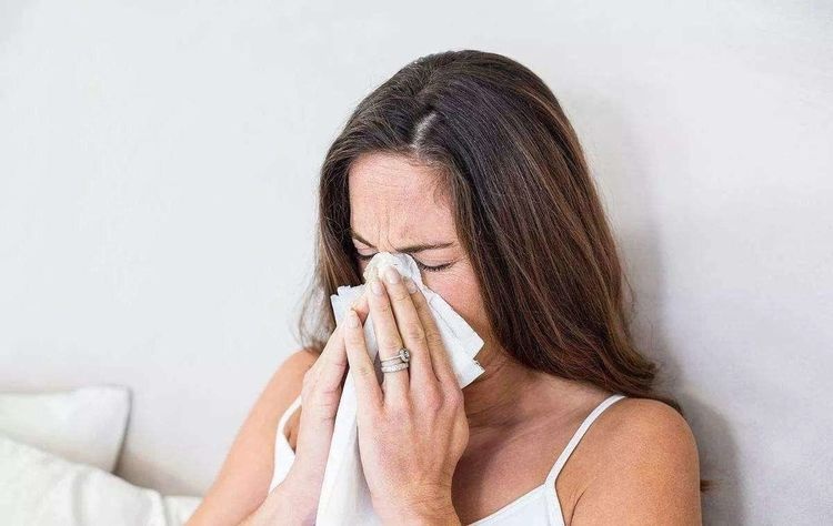 孕妈妈感冒打喷嚏时，胎宝宝会做的3件事，每件事都很可爱