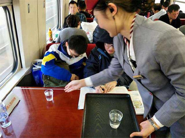 8岁男孩高铁上乱蹦乱跳，宝妈：孩子小！邻座小女孩的话众人点赞