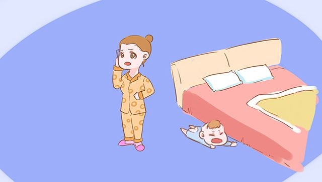 宝宝坠床，家长第一时间如何应对？不是“抱起”，这才是正确做法