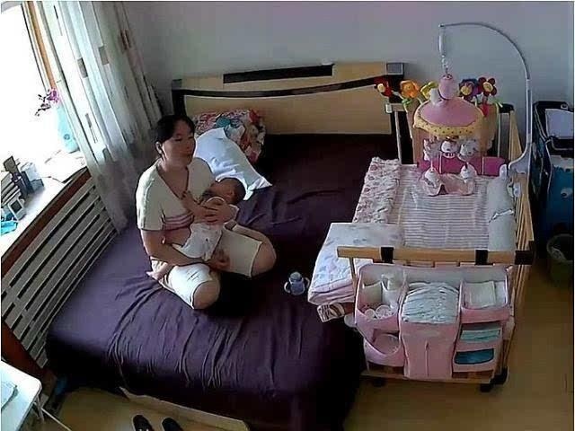 妈妈不信任保姆，打开监控“了解情况”，眼前的画面让她泪眼婆娑