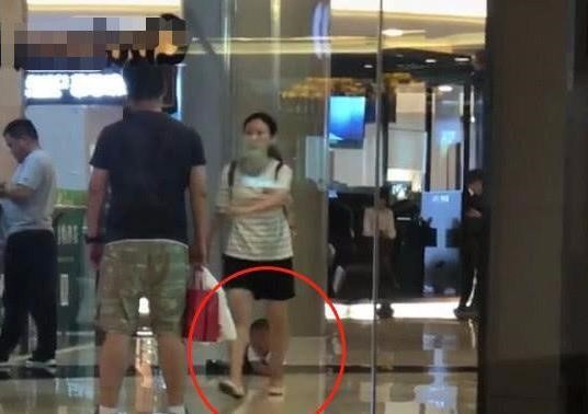 萌娃躺地打滚，“冷漠父母”转身就走，下一幕太戏剧化，笑翻网友