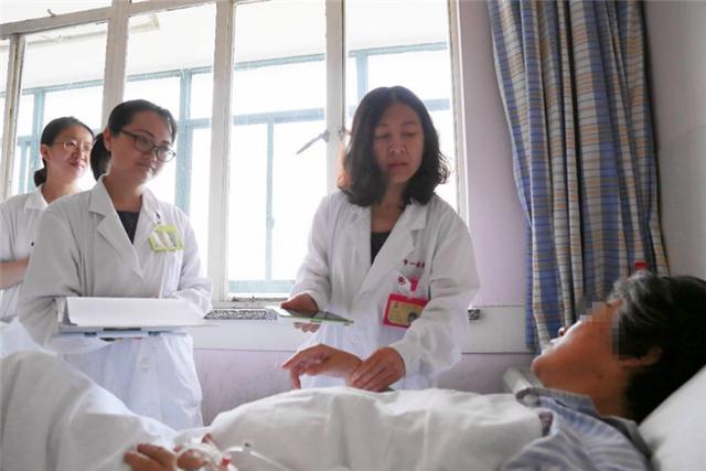 51岁姥姥跟风生二胎，女儿哭闹亲家乱套，儿女双全真这么重要？