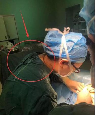 “突然假性宫缩！”怀孕8个月女医生边吸氧边为患者做手术……