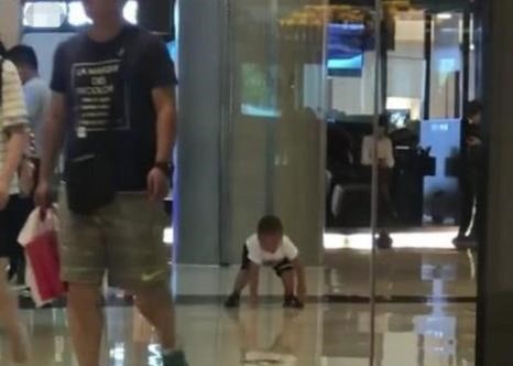 萌娃躺地打滚，“冷漠父母”转身就走，下一幕太戏剧化，笑翻网友