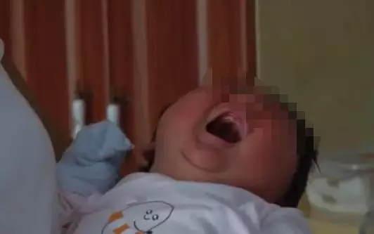 25岁女孩怀2胎4个月时竟浑然不知，最后生下宝宝体重让人惊叹