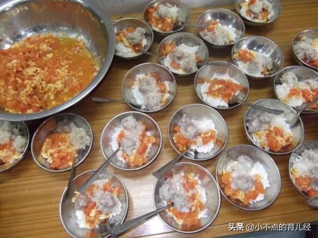 在家挑食的儿子，在幼儿园吃饭却很香，看到照片后妈妈难以相信