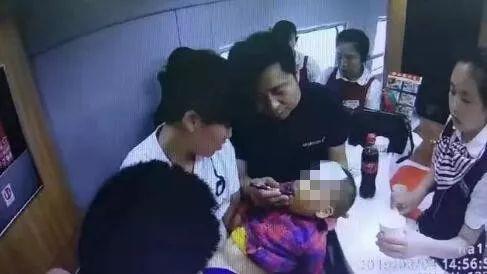 2岁宝宝高铁上突然失去意识！危急时刻，有人冲进车厢……