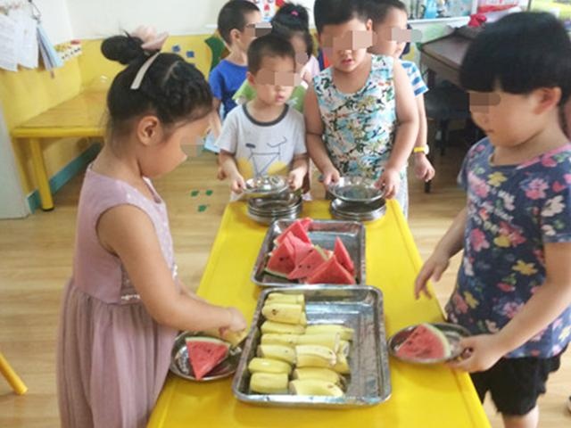 幼儿园两个孩子分一根香蕉，家长气愤：几千块费用买不起一根香蕉