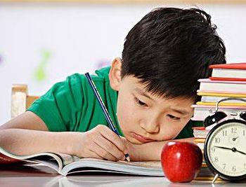 娃写字坐姿不正确咋办？看看这些爸妈的招，网友：这届父母太优秀