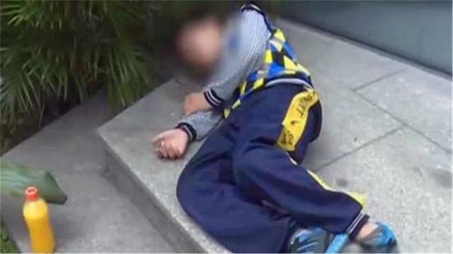 &quot;爸爸，我起不来了&quot;，4岁男孩顶嘴被父亲打，奶奶含泪报警