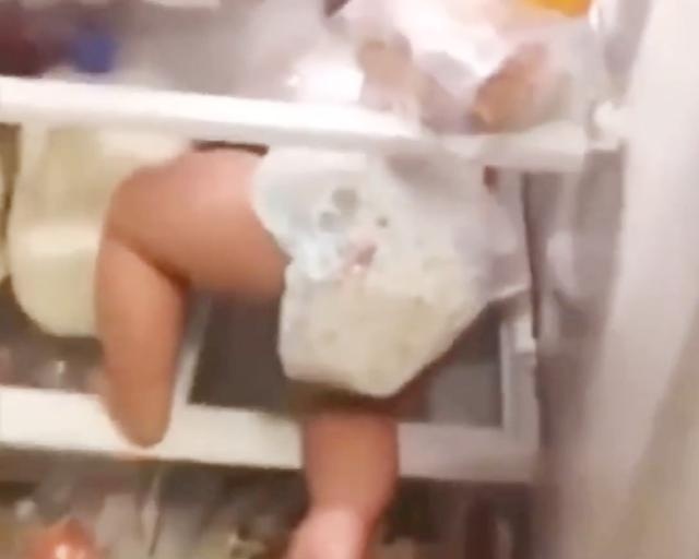 小宝宝被热“急眼了”，趁妈妈不备，机智地钻进了这里