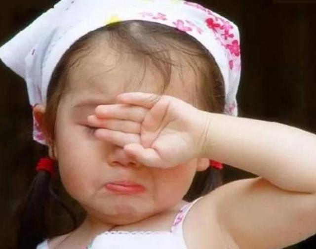 孙女眼睛进石灰，奶奶的做法让孩子看不见了，这个误区家长要注意