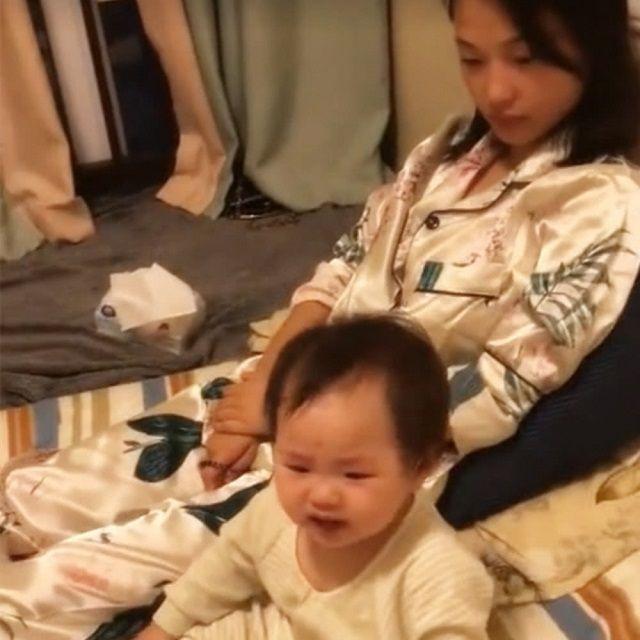 给女儿断奶，妈妈一回家就撒娇耍赖，网友：心都酥了，真是不忍心