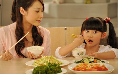 孩子将来有没有出息，吃顿饭就能知道，父母要教会孩子这些礼仪