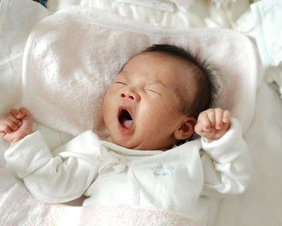 为什么宝宝的肚子总是鼓鼓的，还哭闹？分享几招让宝宝告别胀气