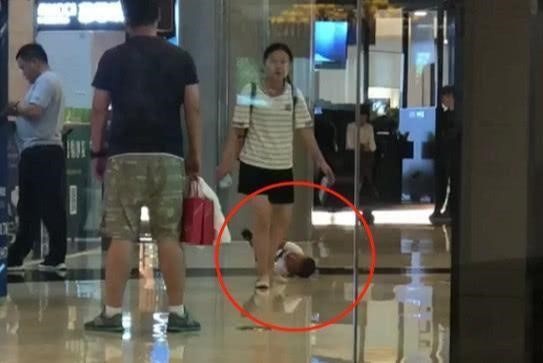 萌娃躺地打滚，“冷漠父母”转身就走，下一幕太戏剧化，笑翻网友