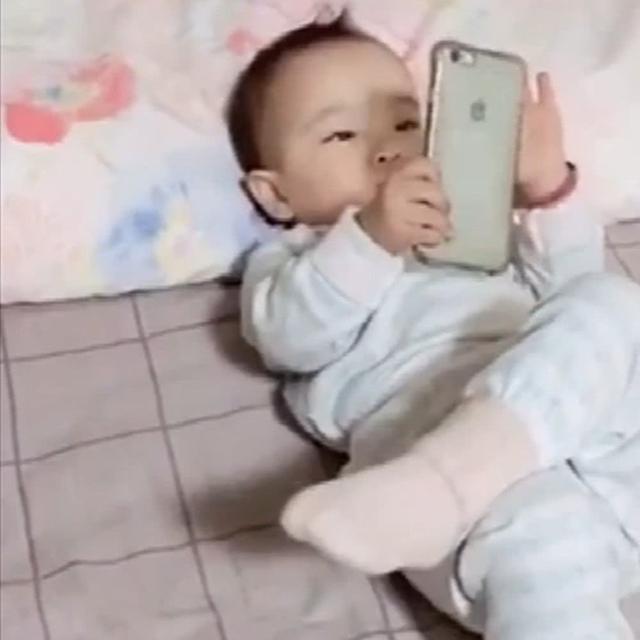 从小玩手机和很少玩手机的孩子，不用20年，5年后就可看出区别