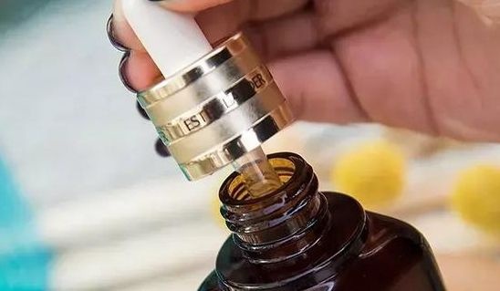 六年用了100瓶化妆品,脸跟打了激素一样