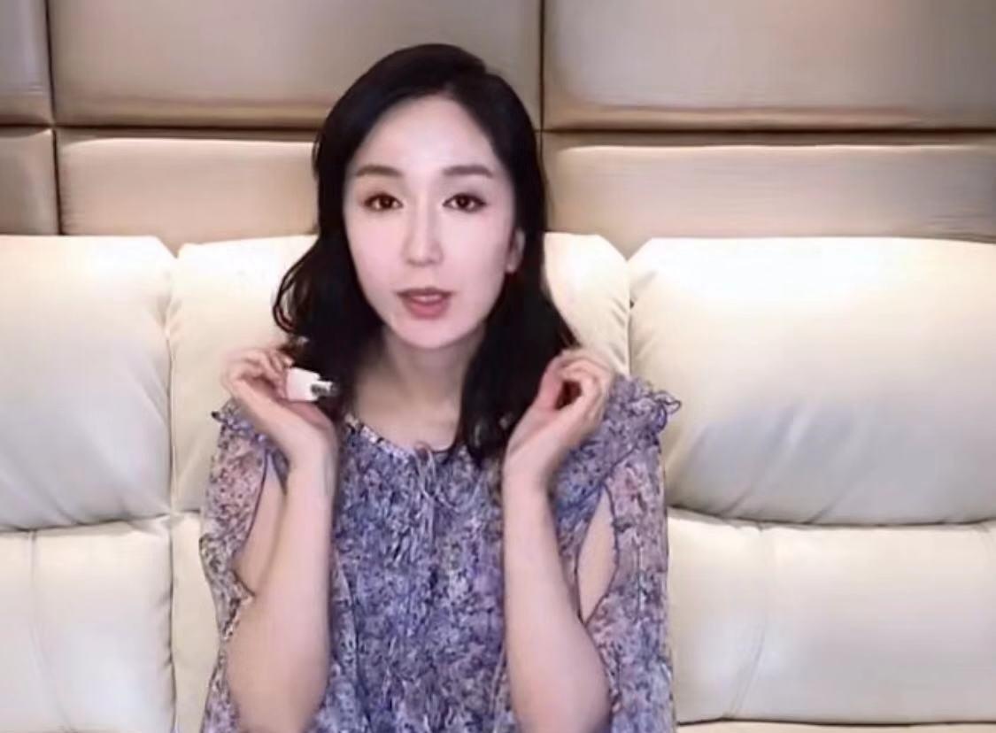 被称为“贵妇级”的素颜霜,但是价格太低了,不容小看,娄艺潇:我都用了5年
