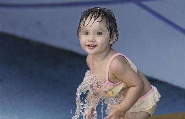三伏天女孩嫌热，奶奶让孩子光着上身“避暑”？这样做危害大