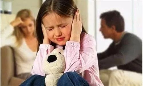 当着孩子的面，这7件事家长最好不要做！别以为孩子小学不会！