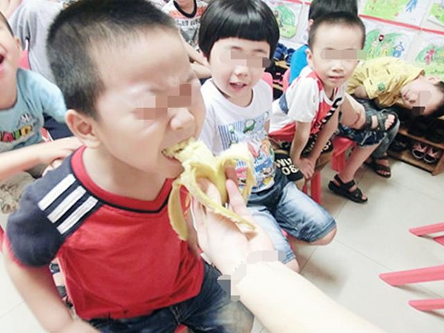幼儿园两个孩子分一根香蕉，家长气愤：几千块费用买不起一根香蕉
