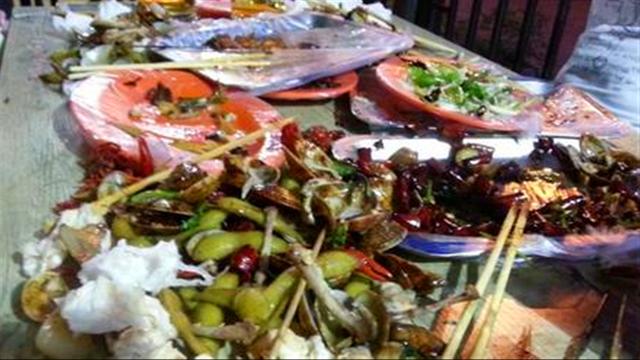 宝妈喂完宝宝回餐桌，刚想吃饭，发现饭菜都吃光了，网友：太心酸