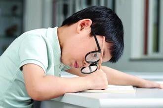 娃写字坐姿不正确咋办？看看这些爸妈的招，网友：这届父母太优秀