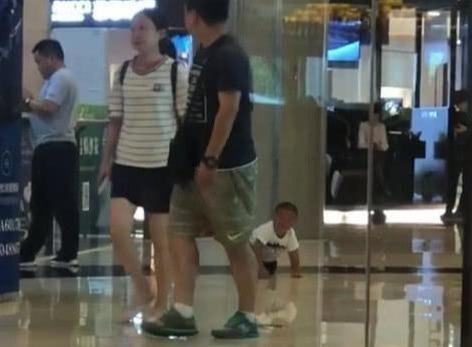 萌娃躺地打滚，“冷漠父母”转身就走，下一幕太戏剧化，笑翻网友