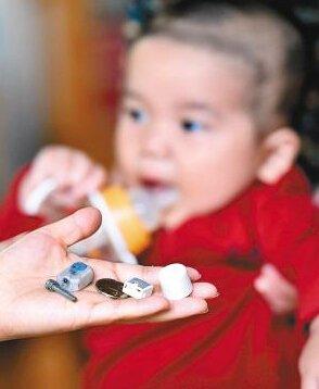 4岁宝宝不小心吞下&quot;弹珠&quot;，妈妈这做法，连医生都竖起大拇指